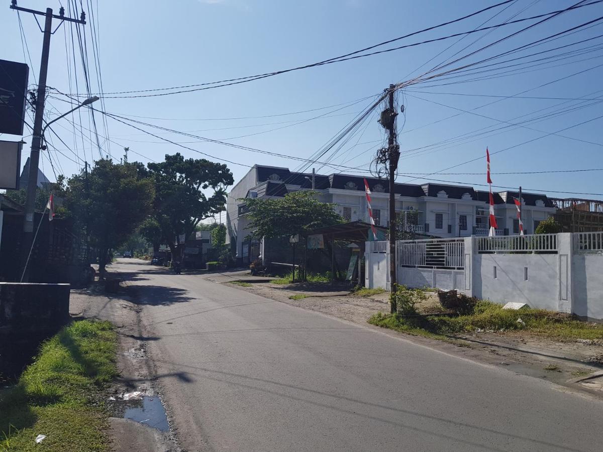 Oyo 93162 Cempaka Syariah Hotel Medan Exterior foto